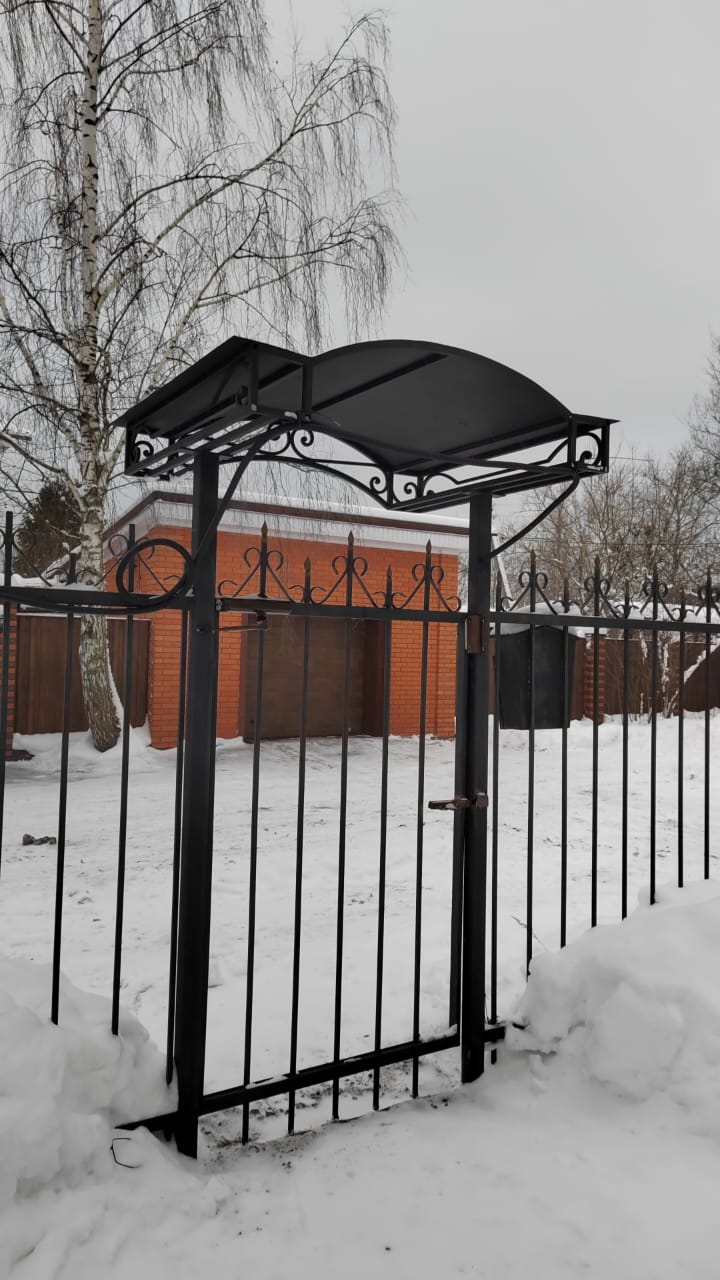 Кованый козырек над входом